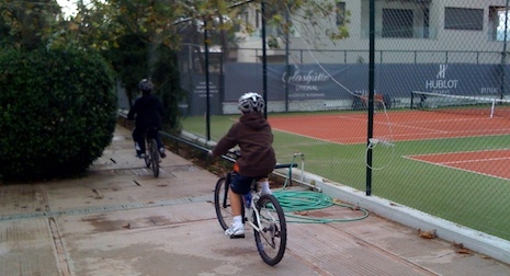 Παιδιά με ποδήλατα στον ΑΟΑ Φιλοθέης